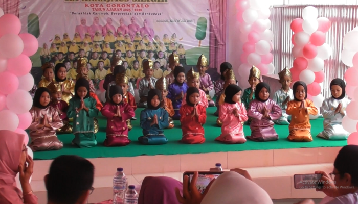 52 Siswa RA Annajmuz Shagir Kota Gorontalo Diwisuda, Pentas Seni Busana Adat Nusantara Meriahkan Haflah Akhirussanah