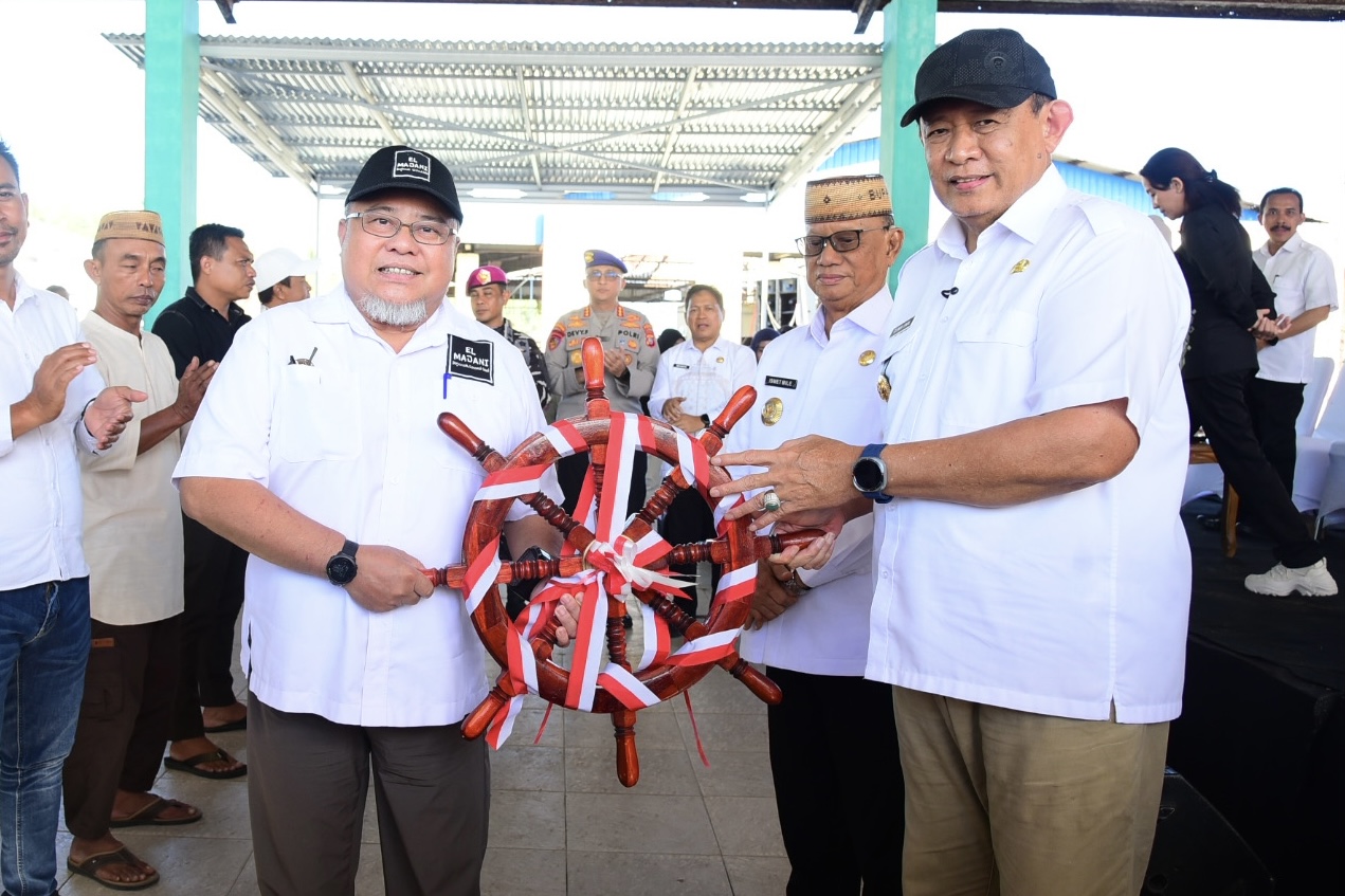 Pemprov Gorontalo Serahkan Kapal, Mesin Tempel, hingga Asuransi ke Nelayan Bone Bolango untuk Perkuat Agromaritim