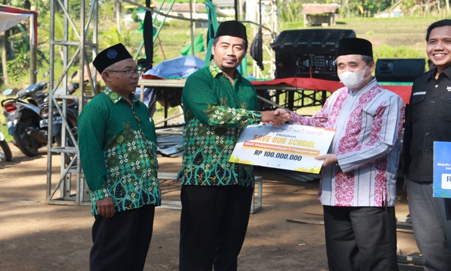 Ketua PWM Jateng Tafsir Kunjungi Korban Tanah Bergerak di Cilibur Brebes, Salurkan Bantuan Rp 126 Juta dari Lazismu