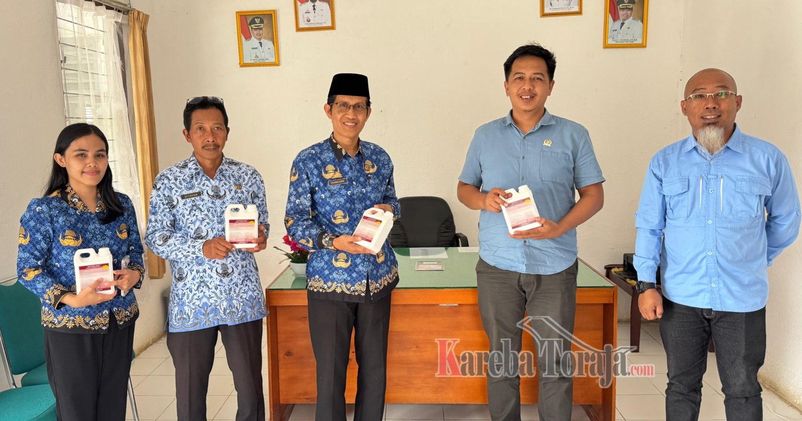 Anggota DPRD Sulsel Yuniana Mulyana Serahkan 400 Liter Disinfektan untuk Lawan ASF di Tana Toraja