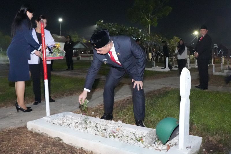 Ziarah Nasional di TMP Kencana Kapuas, Wagub Dodo Pimpin Tabur Bunga Kenang Jasa Pahlawan