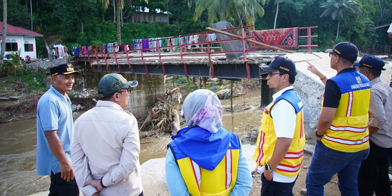 Bupati Tanah Datar Turun Langsung Tinjau 7 Jembatan Rusak Diterjang Luapan Batang Tompo, Penanganan Darurat Disiapkan