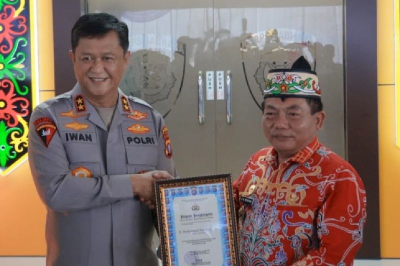 Bupati Kapuas Terima Penghargaan dari Kapolda Kalteng Atas Hibah Dana Renovasi Mako Direktorat Samapta