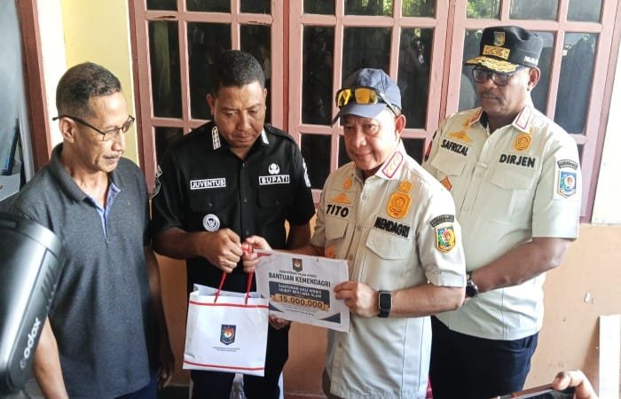 Kunjungan Dua Menteri ke Sikka: Zulkifli Hasan Bagikan Ribuan Sembako, Tito Karnavian Tinjau Pengungsian