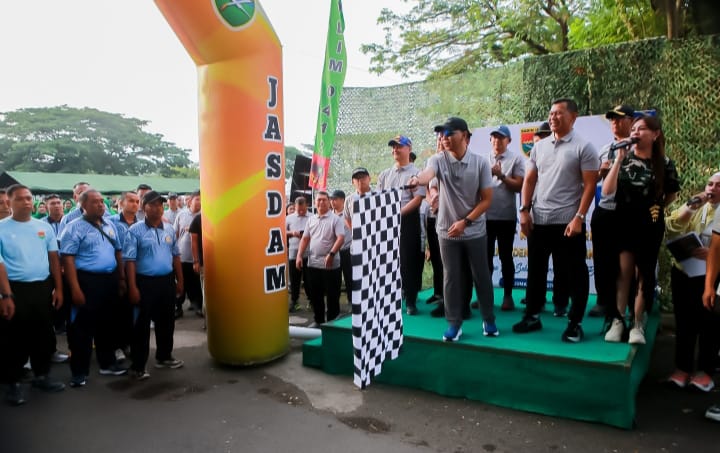 Gubernur Lampung dan Pangdam XXI/Raden Inten Pimpin Jalan Sehat HUT ke-81 RI, Perkuat Sinergi TNI-Pemda