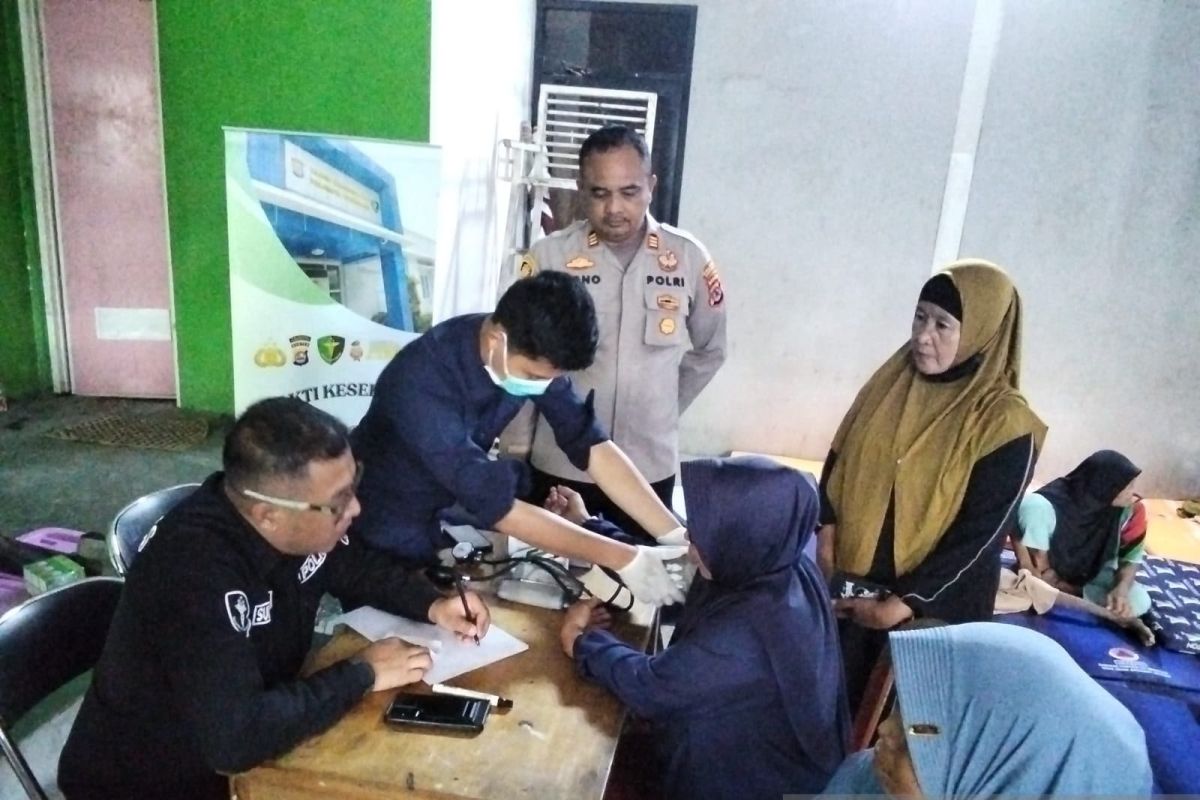 Tim Dokkes Polri Buka Layanan Kesehatan di Pengungsian Kebakaran TPA Jatiwaringin Tangerang, Warga Dapat Obat Gratis