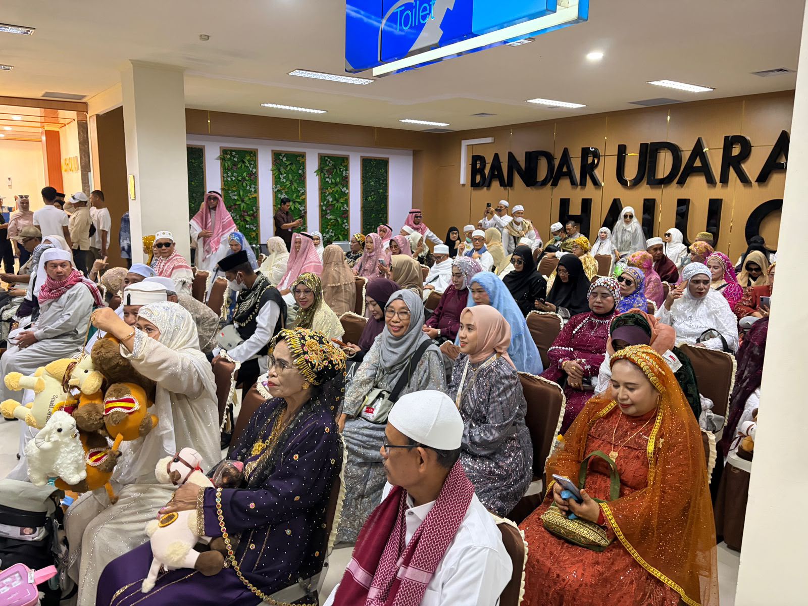 392 Jemaah Haji Kloter 32 Tiba di Kendari, Boneka Unta Jadi Oleh-Oleh Khas yang Diburu Keluarga