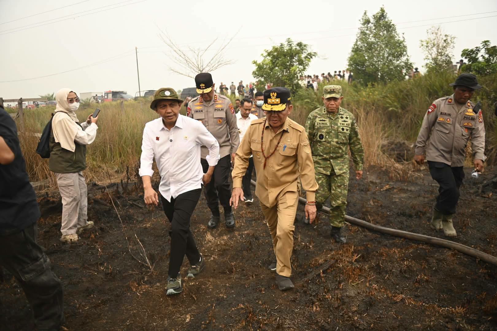 Menteri Kehutanan Raja Juli Antoni Turun ke Lokasi Karhutla di Palangka Raya, Sempat Bantu Padamkan Api