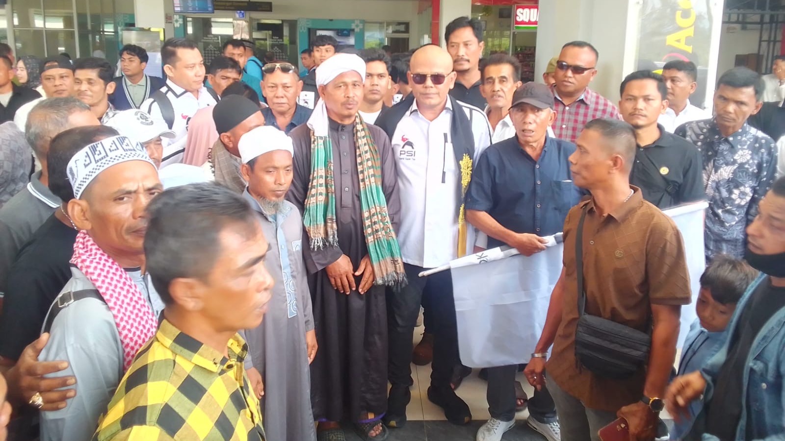 Ribuan Warga Aceh Sambut Ketua PSI Rival Amiruddin di Bandara, Konvoi Keliling Banda Aceh