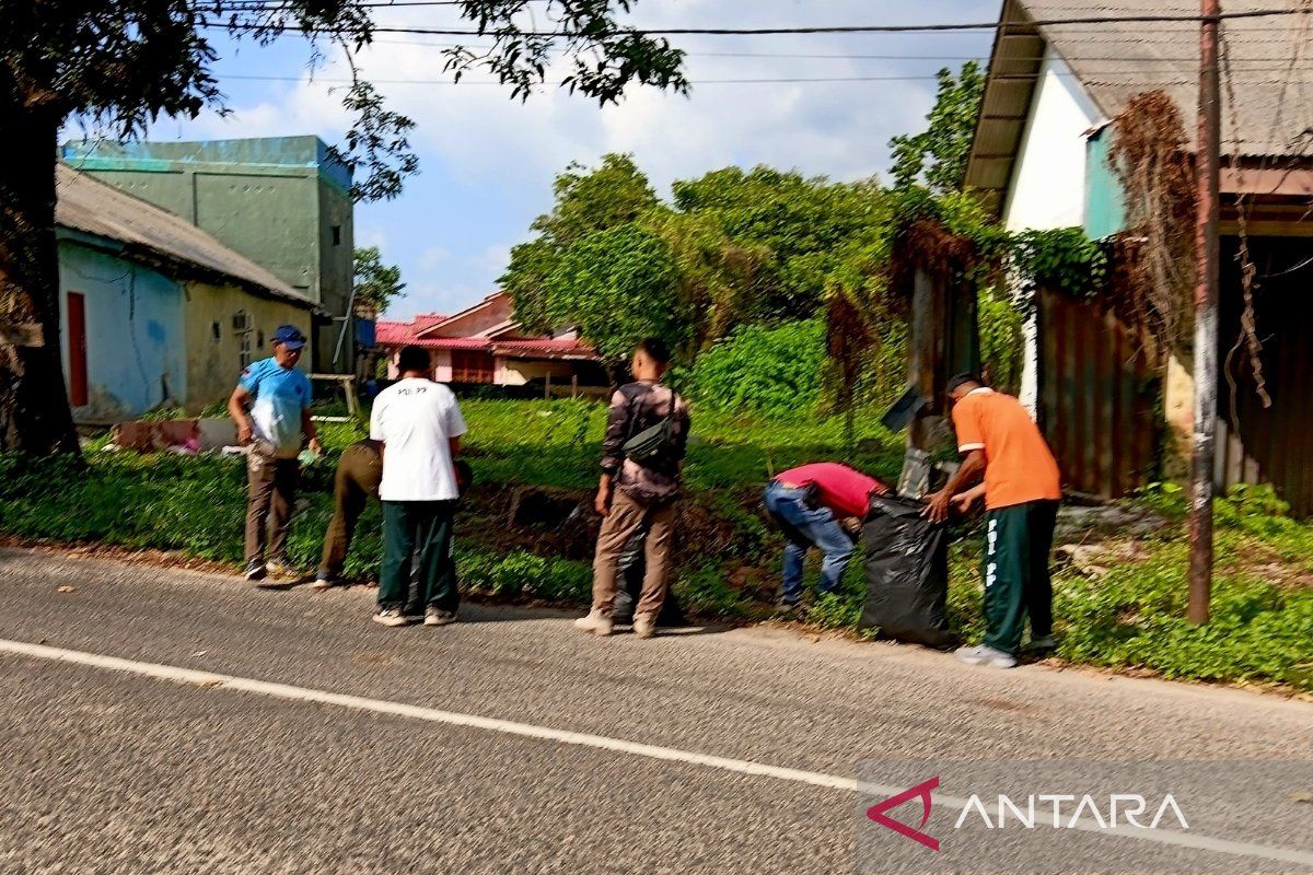 Satpol PP Natuna Gencarkan Aksi Bersih di Jalan Protokol dan RTH Pantai Piwang, Kampanyekan Kebersihan Lingkungan