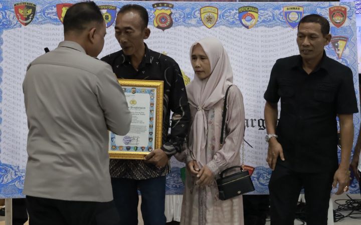 Kapolda Aceh Anugerahkan Penghargaan untuk Pratu Galuh Nugraha yang Gugur saat Bantu Polisi Bongkar Narkoba di Bireuen