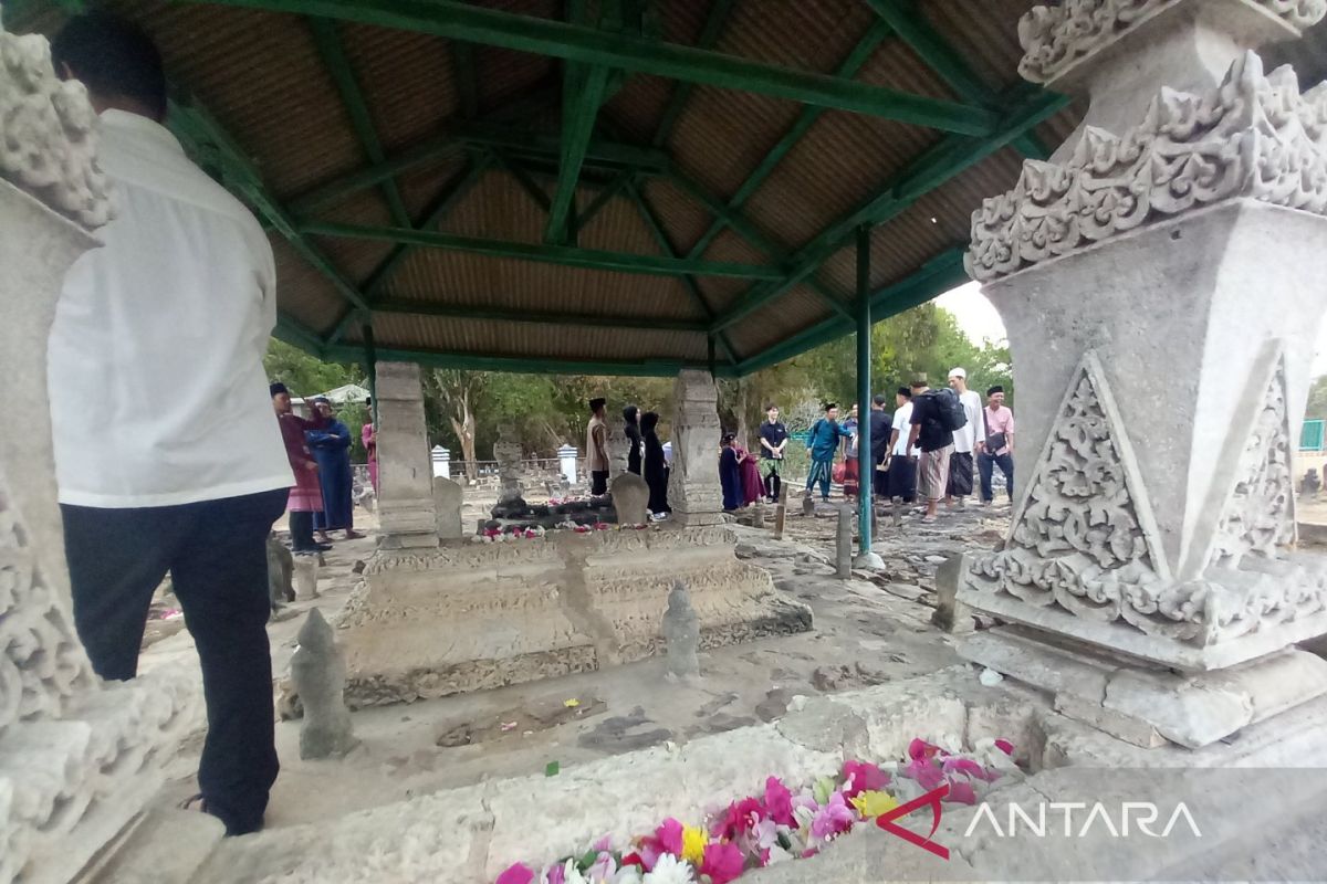 292 Tahun Kota Mentok, Puluhan Warga Lintas Usia Ziarah Tabur Bunga ke Makam Keramat Kute Seribu