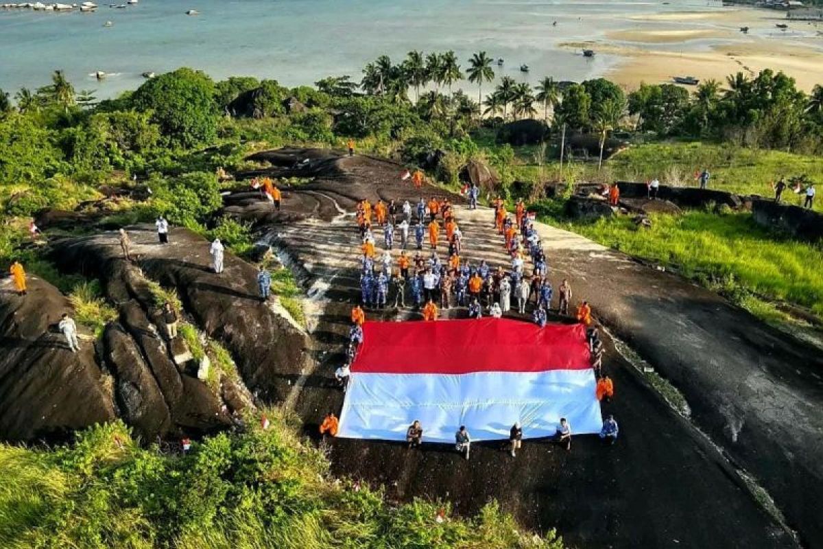 SAR Natuna Bentang Merah Putih 10x6 Meter di Wisata Batu Datar untuk HUT Ke-81 RI, Libatkan 7 Instansi