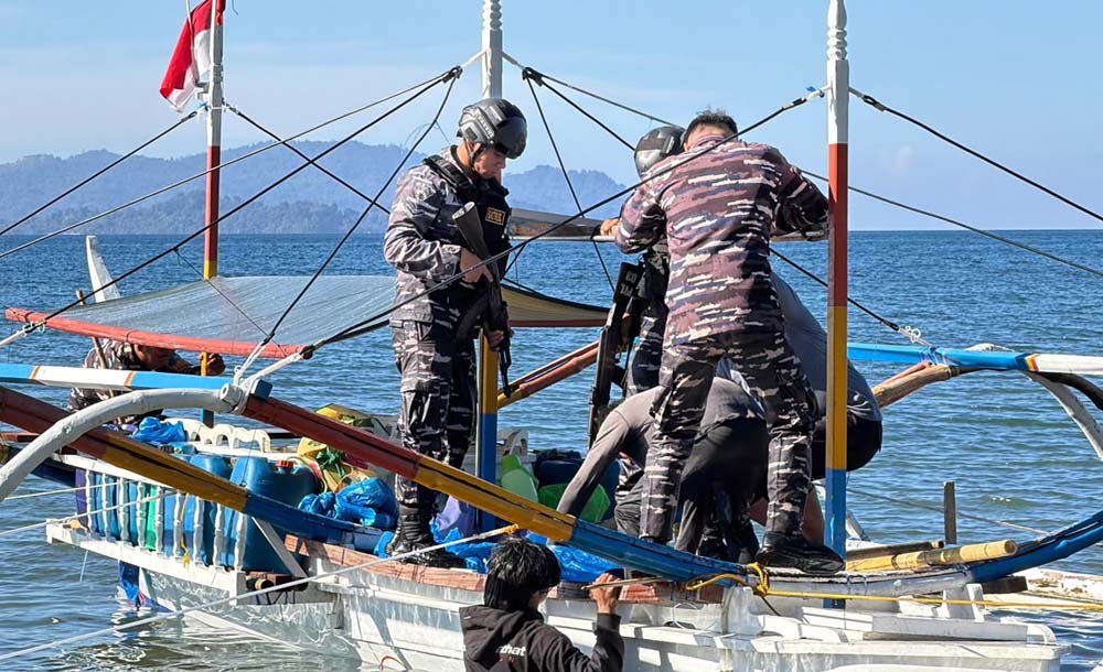 TNI AL Gagalkan Penyelundupan 1 Ton Sianida di Perairan Sulut, Tiga WNA Filipina Diamankan