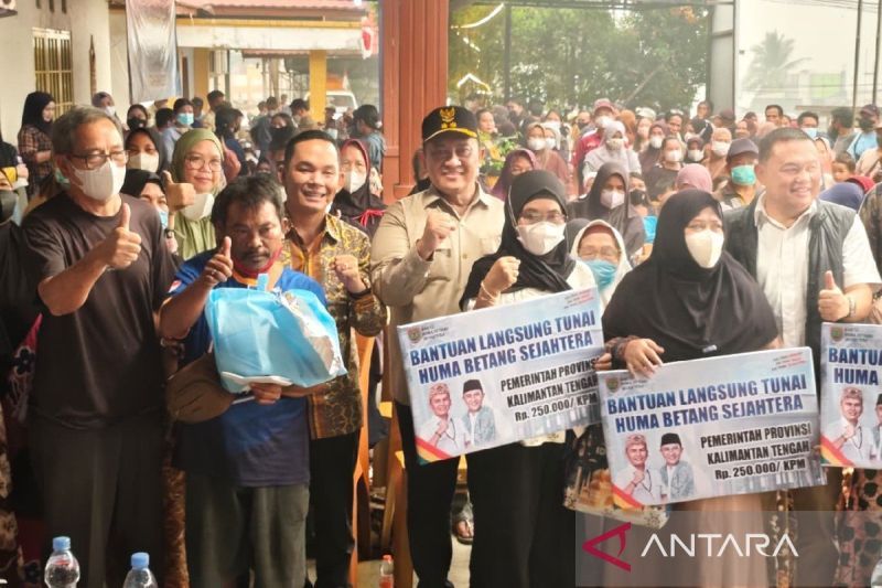 Wagub Kalteng Serahkan Bantuan Pangan ke Warga Murung Raya Terdampak Karhutla, 2.000 Paket Sembako Disalurkan