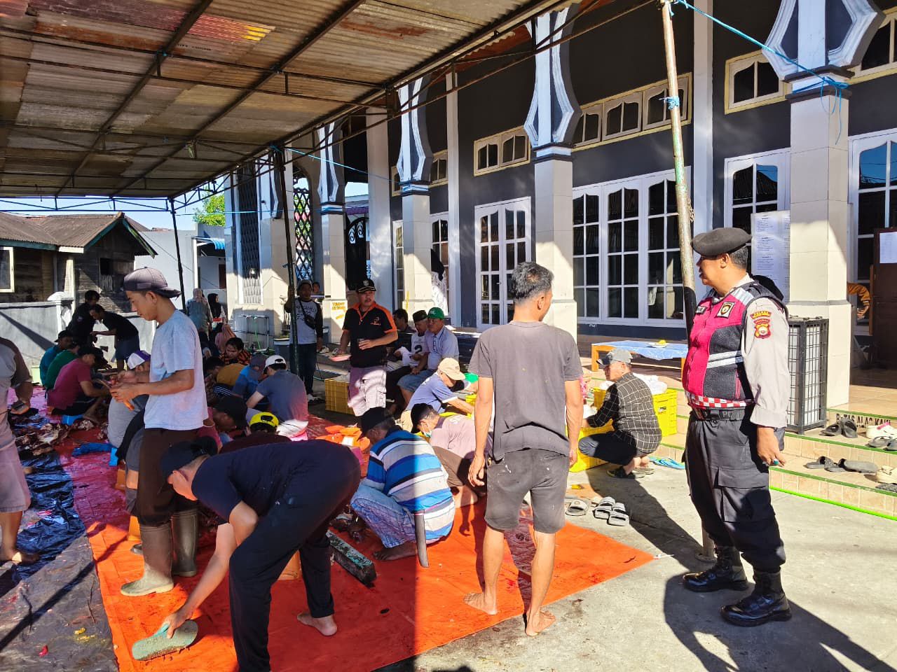 Polres Rejang Lebong Turunkan 4 Personel Amankan Pemotongan 12 Sapi dan 1 Kerbau Kurban di Masjid Darussalam Air Rambai Curup