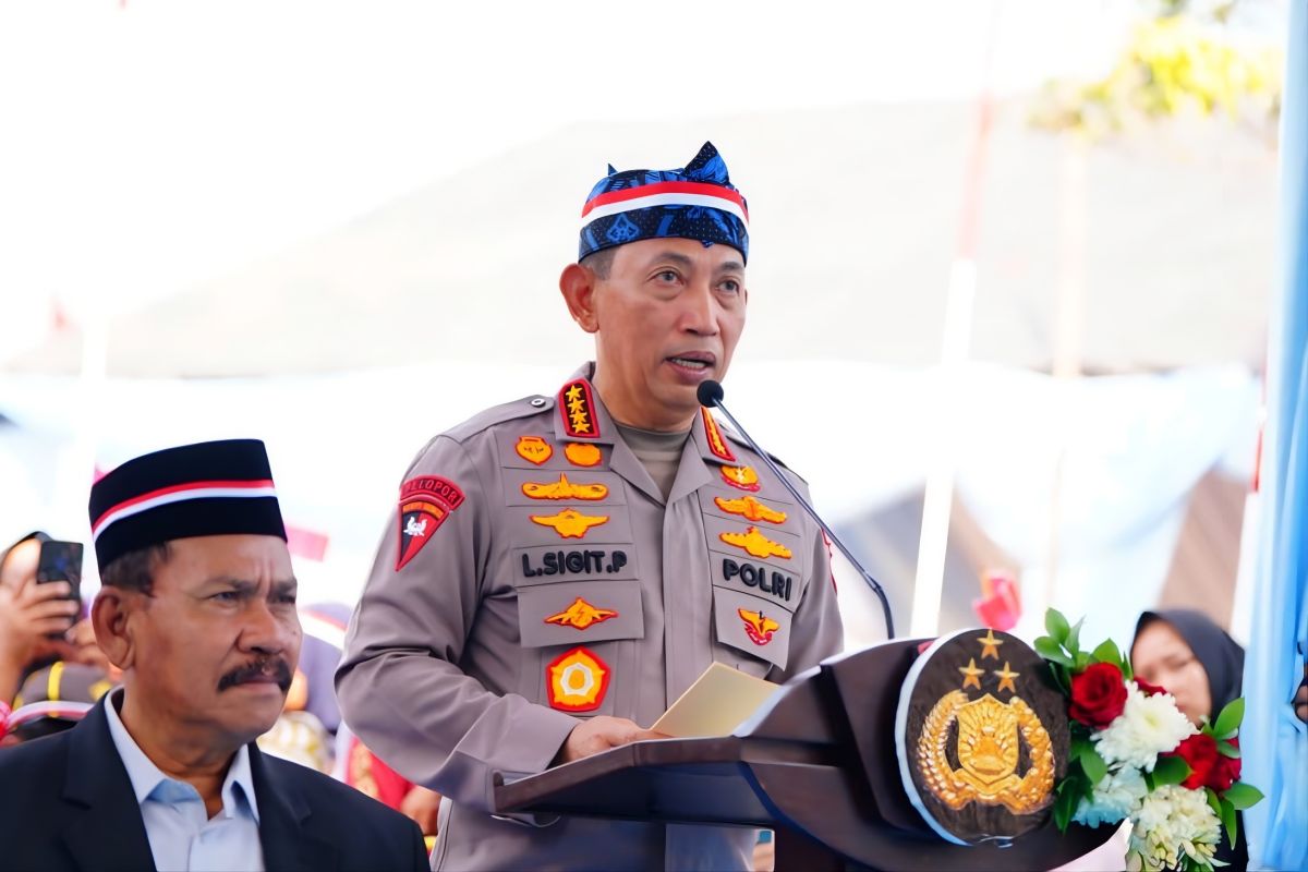 Kapolri Listyo Sigit Prabowo Salurkan 1.000 Paket Sembako dan 500 Tas Sekolah untuk Warga Bayah Lebak