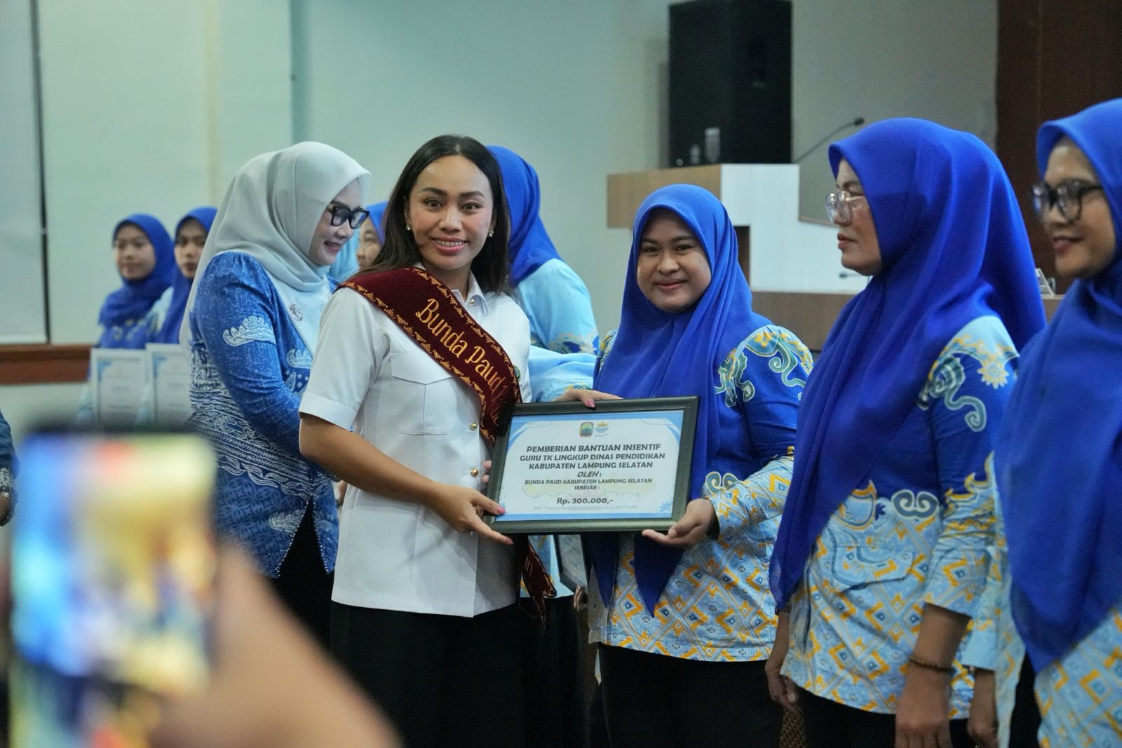 Wujud Nyata Kepedulian Pemkab Lampung Selatan, Ketua TP PKK Serahkan Sertifikat Diksar hingga Insentif Guru PAUD