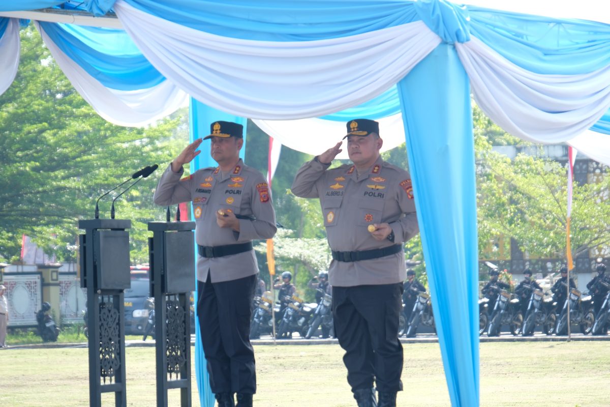 Polda Kalbar Sambut Irjen Alberd Teddy Benhard Sianipar dengan Ritual Adat, Tandai Estafet Kepemimpinan Baru