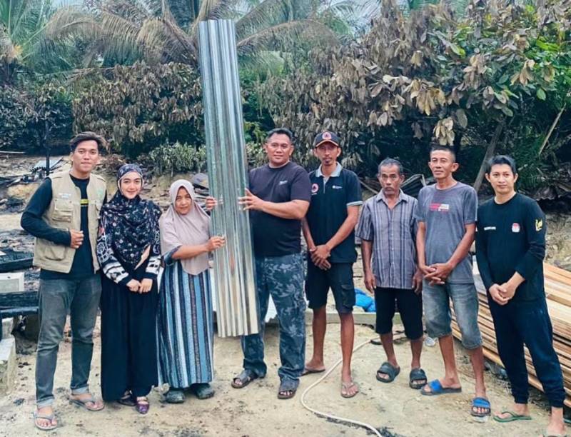 Mahasiswa KKN IAIN Kendari Dampingi Distribusi Bantuan Material BPBD untuk Korban Kebakaran di Kolaka Timur