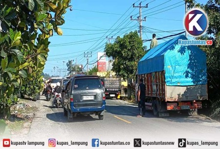Antrean BBM Mengular di SPBU Kembahang Lampung Barat, Jalan Nasional Macet Parah dan Warga Minta Solusi