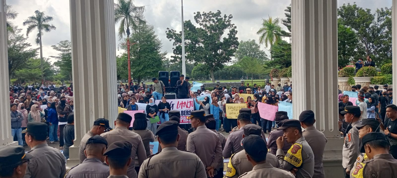 Ribuan Massa Aliansi Masyarakat Jambi Geruduk DPRD Provinsi, Minta Program Makan Bergizi Gratis Dilanjutkan