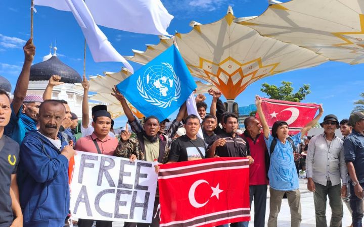 Bendera Bulan Bintang dan PBB Berkibar di Masjid Raya Baiturrahman Saat Hari Damai Aceh ke-21, Massa Usir Personel TNI-Polri