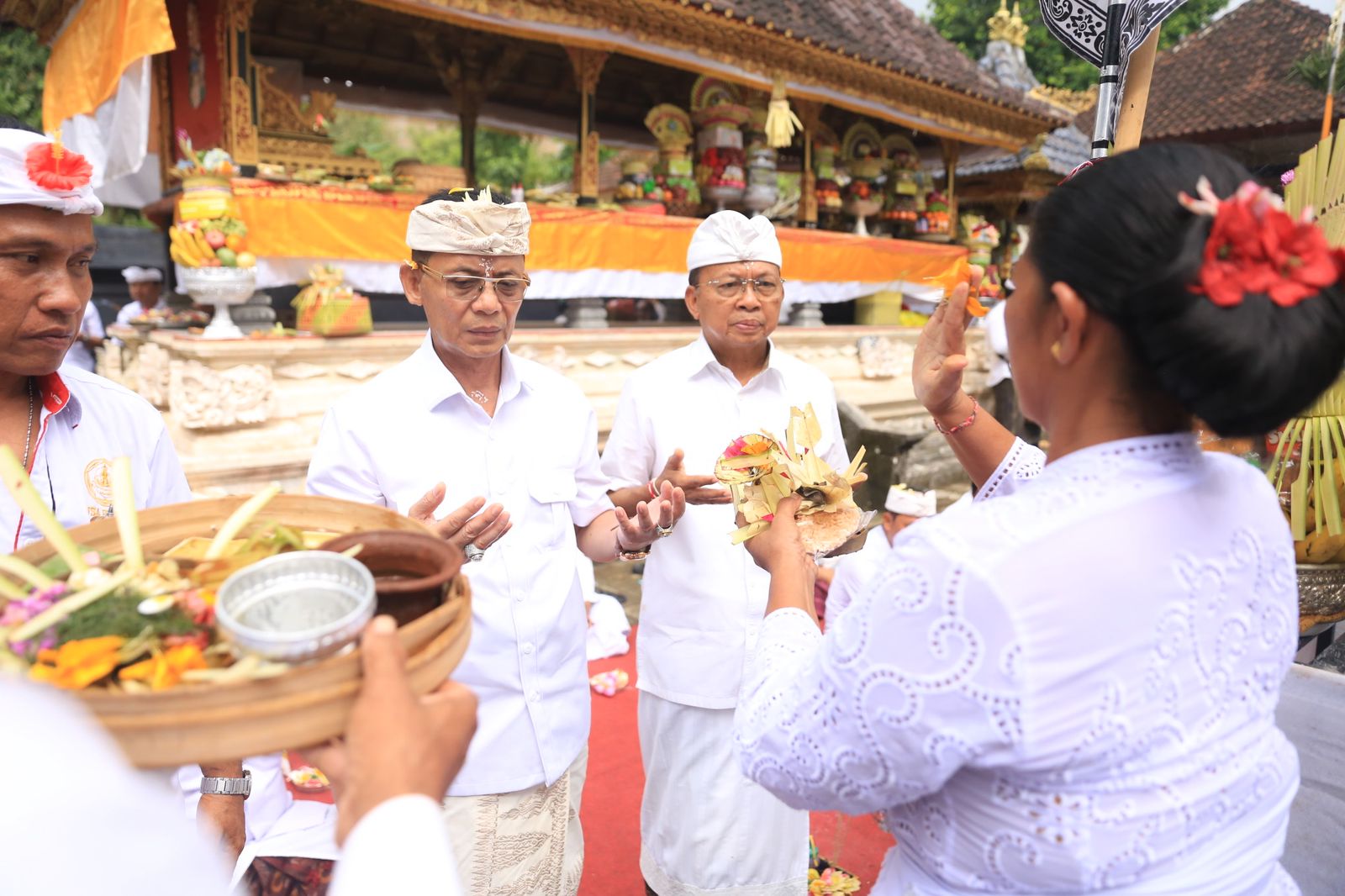 Bupati Klungkung I Made Satria Dampingi Gubernur Koster Ritual Tumpek Wariga di Tiga Pura Nusa Penida, Dilanjutkan Tanam Kelapa
