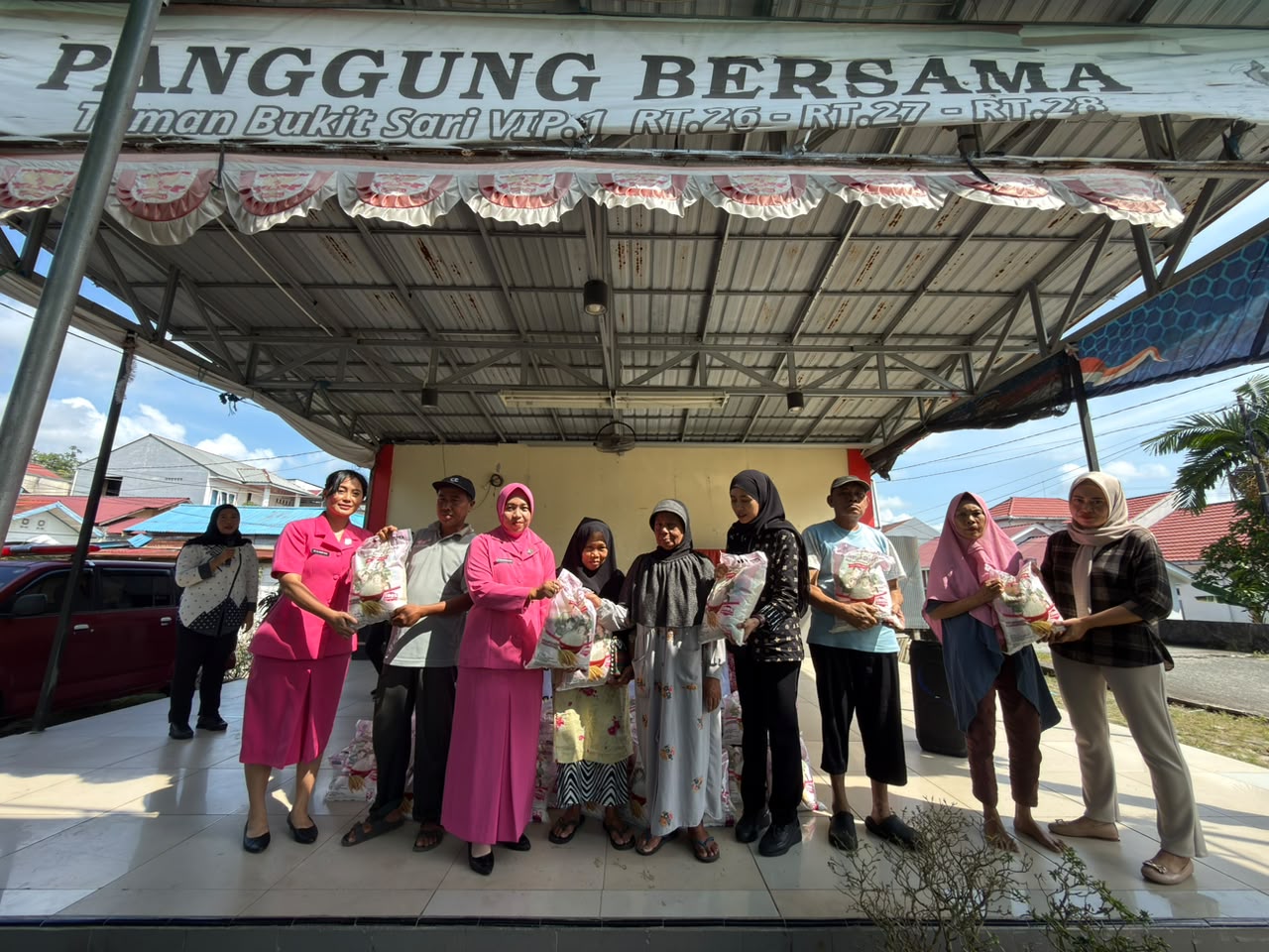 Polwan Polda Kaltim Bagikan 100 Paket Beras 5 Kg ke Tiga RT di Graha Indah, Warga: 