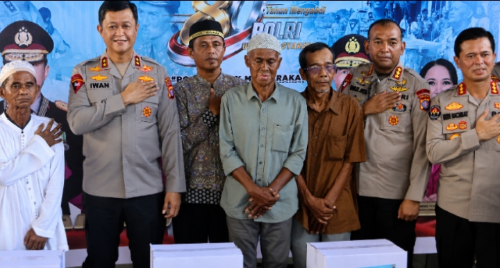 Kapolda Kalteng Iwan Kurniawan Turun Langsung Bantu Korban Kebakaran di Palangka Raya, Salurkan 66 Paket Sembako dan Layanan Kesehatan Gratis
