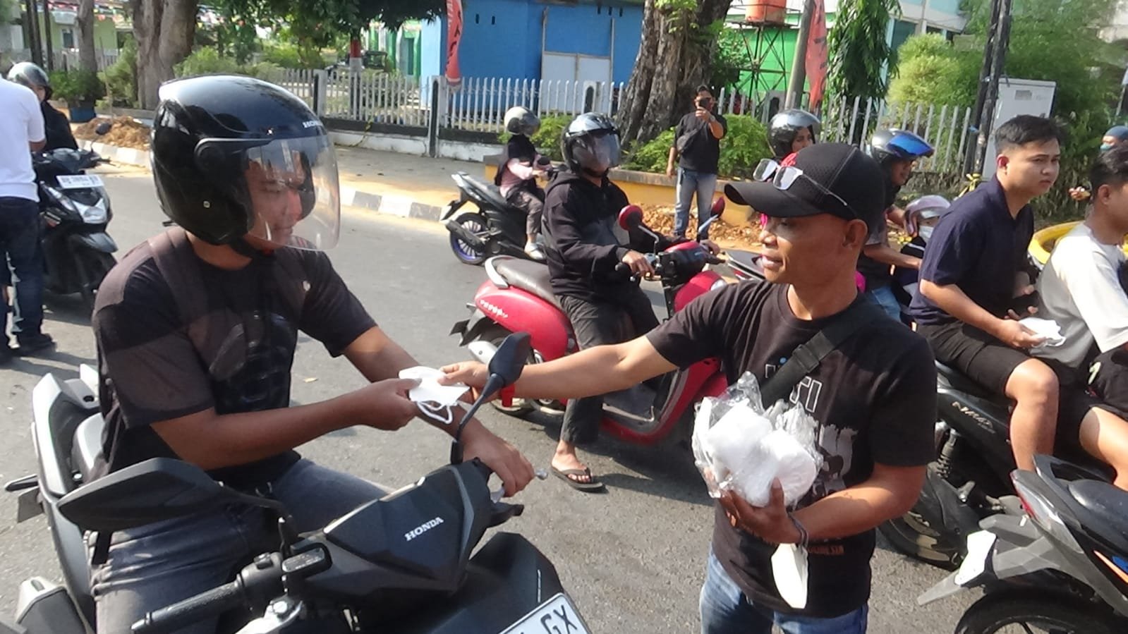 IJTI Jambi dan Adya Group Bagikan Ribuan Masker di Tengah Kabut Asap, Jurnalis Turun ke Jalan