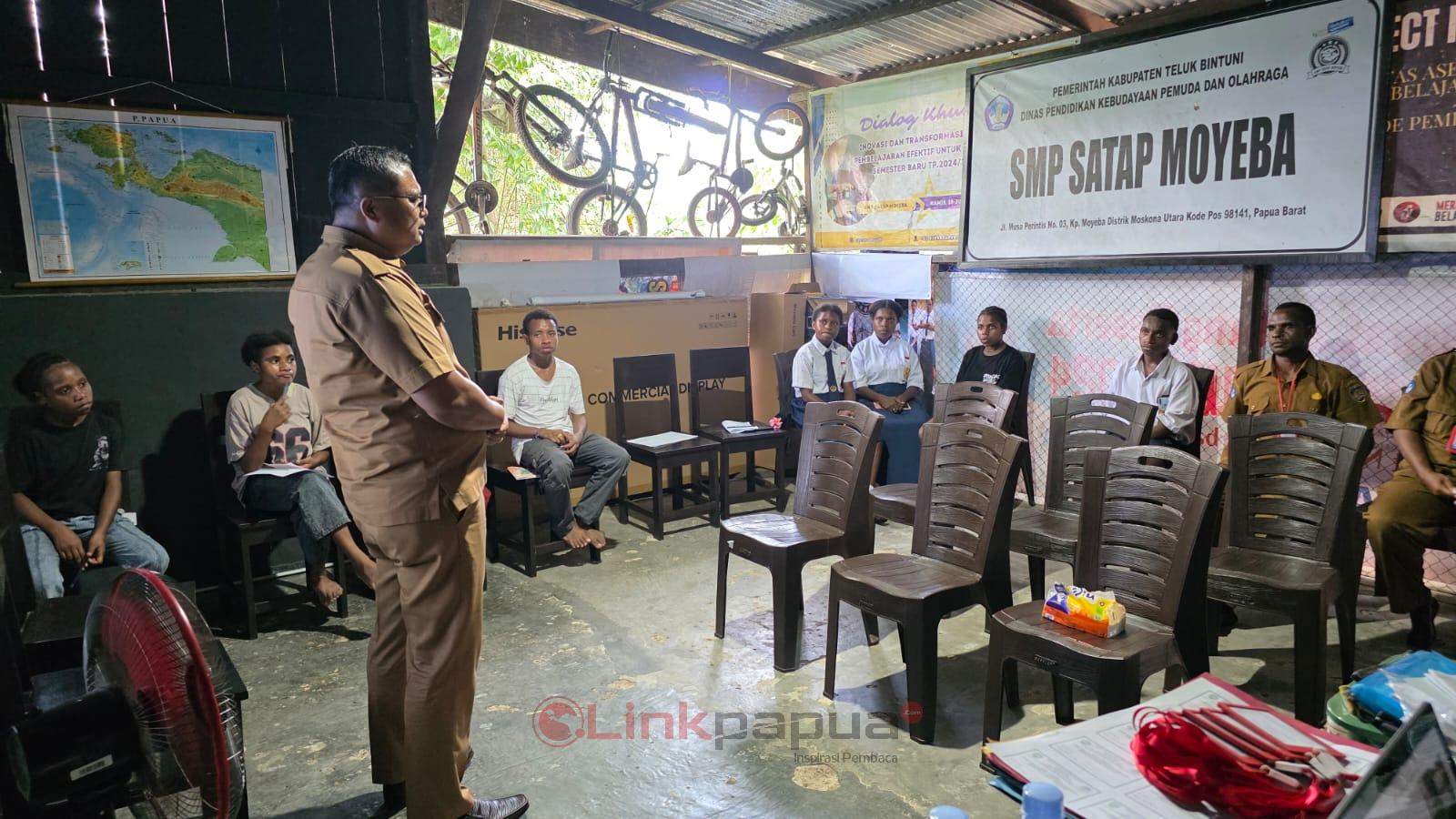 Hanya 6 Siswa Baru di SMP Satu Atap Moyeba Teluk Bintuni, Kepala Sekolah Khawatirkan Penutupan Sekolah