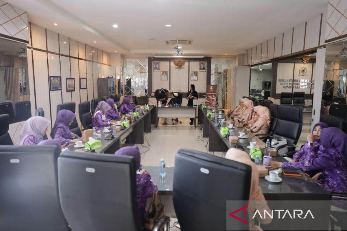 Gatriwara DPRD Kalsel Gelar Demo Make Up, Istri Wakil Rakyat Diharapkan Makin Percaya Diri