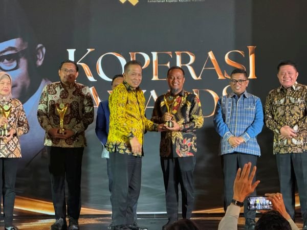 Pemprov Sulsel Terima Penghargaan Bakti Koperasi Nayaka Mahambara dari Kemenkop, Gubernur Sebut Jadi Motivasi Ekonomi Kerakyatan