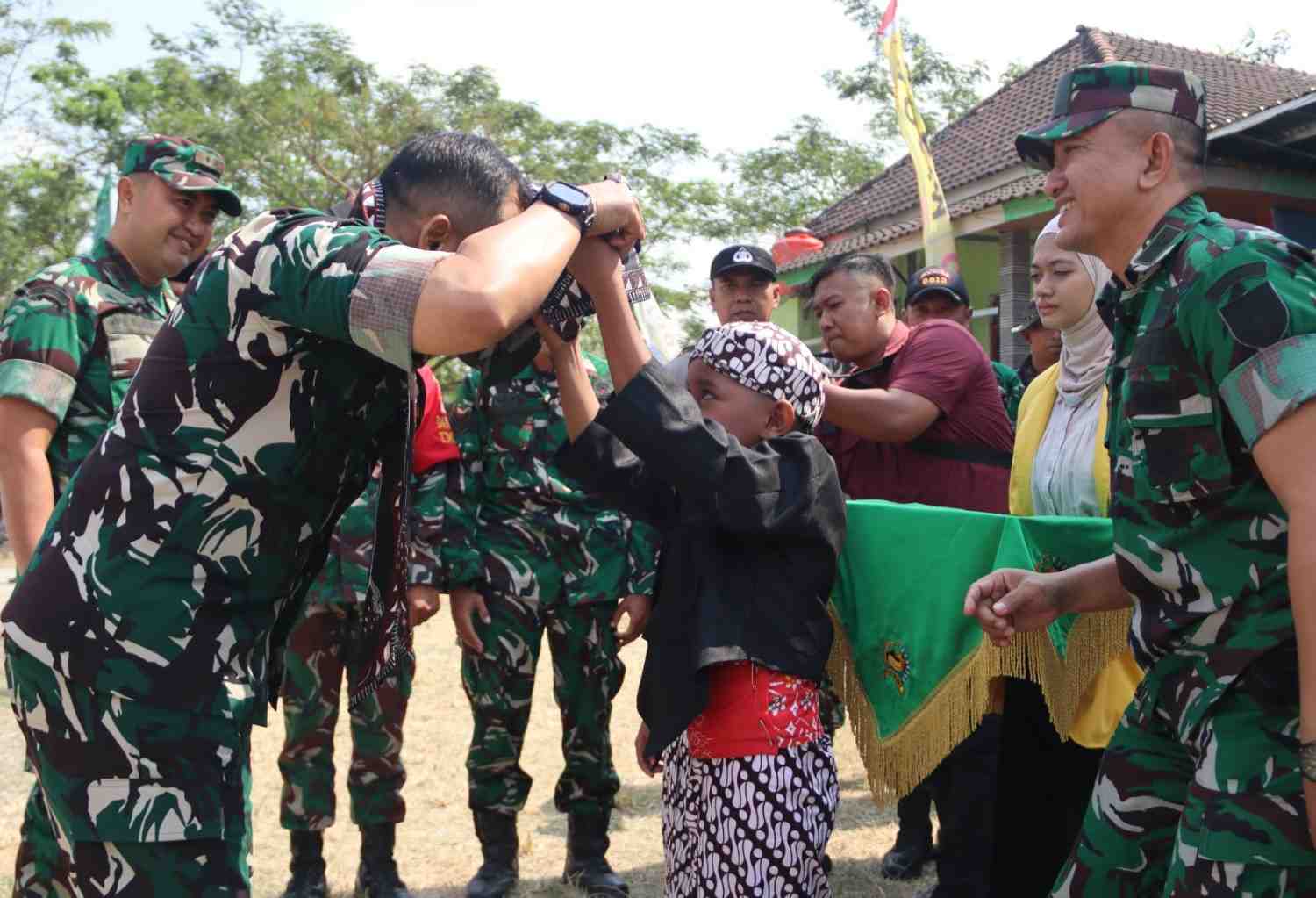 Tiga Generasi Sambut Brigjen TNI di Desa Kesongo, Momen Hangat Kunjungan Wasev TMMD 129 Bojonegoro
