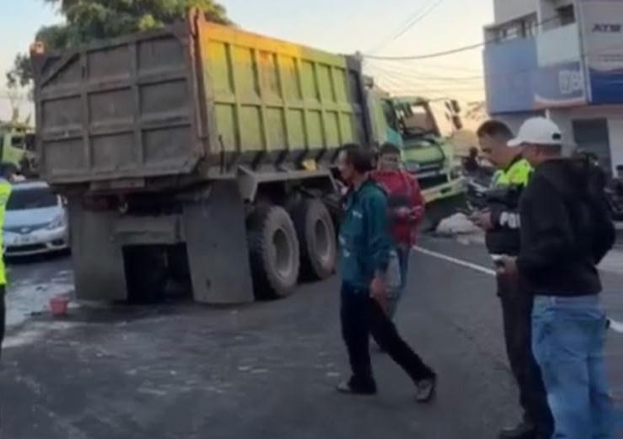Dump Truck dan Truk Tronton Adu Banteng di Malangbong Garut, Dua Sopir Luka-Luka dan Lalu Lintas Lumpuh