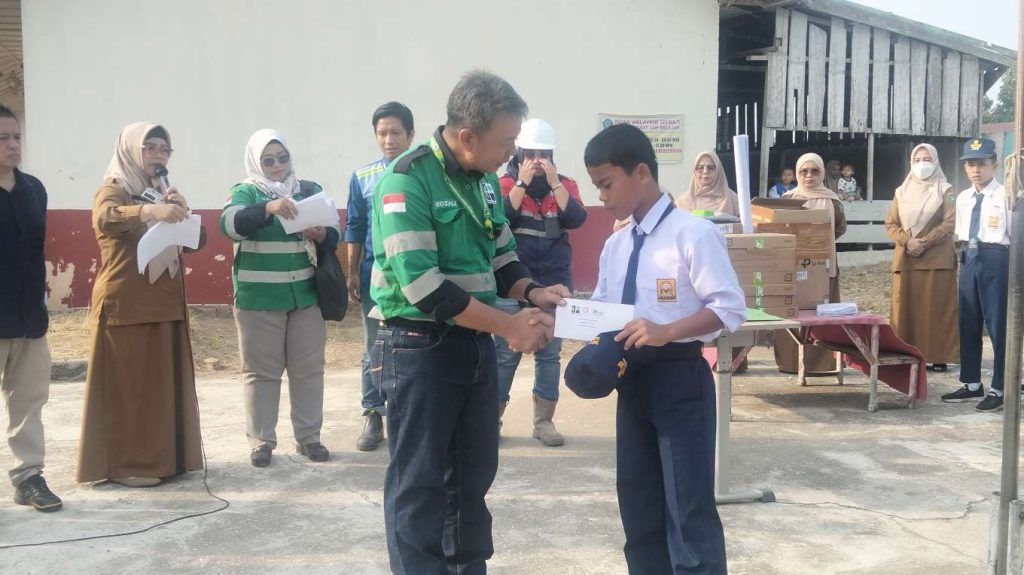 PT Karya Bumi Baratama Salurkan Beasiswa dan 30 Unit Laptop ke 60 Pelajar di Sarolangun, Dukung Generasi Emas 2045