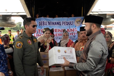 Gebu Minang dan LKAAM Kirim 2,9 Ton Rendang untuk Korban Gempa NTT, Diangkut Pesawat Hercules TNI AU