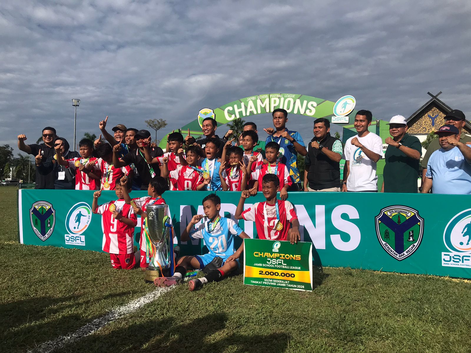Bupati Batanghari Fadhil Arif Tutup JSFL 2026, SDN 144 Muara Bungo Juara Usai Adu Penalti Dramatis
