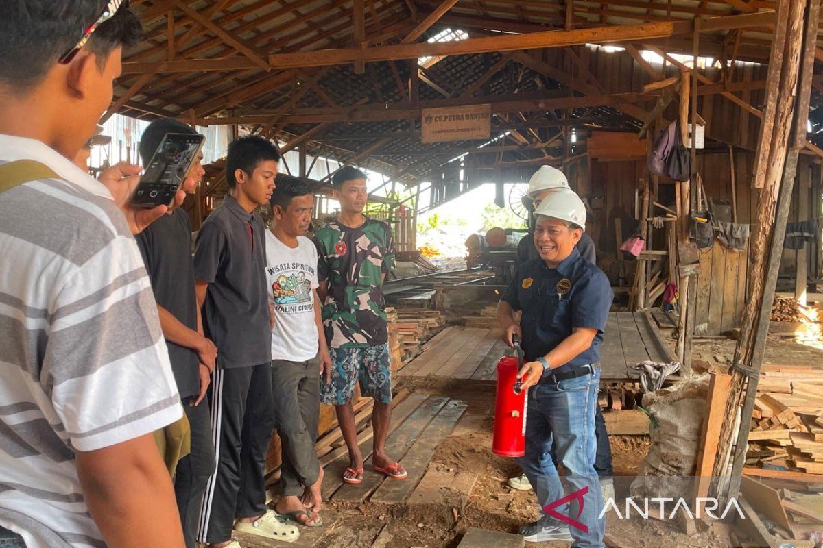 Tim Dosen Poliban Latih Pengrajin Kayu Alalak Banjarmasin Terapkan K3, Nilai Pemahaman Meningkat