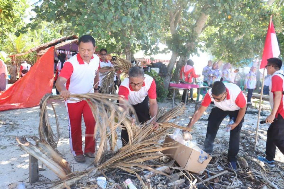 HUT RI ke-81, Polres Pasaman Barat Bersihkan Sampah di Pantai Pigago, Libatkan Ratusan Personel dan Warga