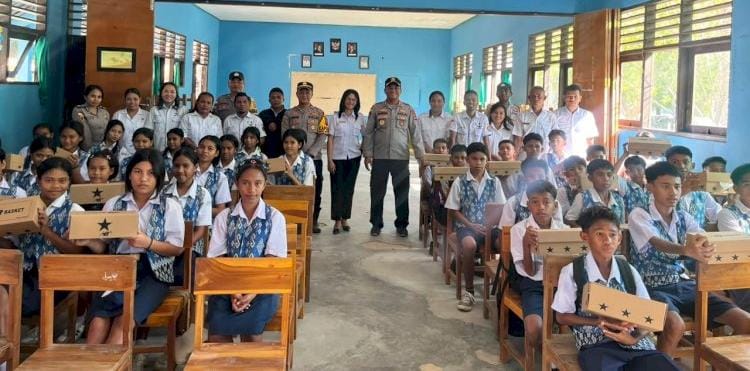 Di Akhir Masa Tugas, Kapolres Rote Ndao Bagikan Sepatu ke Puluhan Siswa di Pulau Terluar Landu