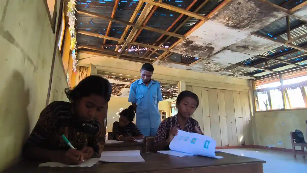 Atap 6 Ruang Kelas SDI Natarita Sikka Rusak Diterjang Erupsi Lewotobi, Siswa Belajar di Bawah Terpal Tambal Sulam