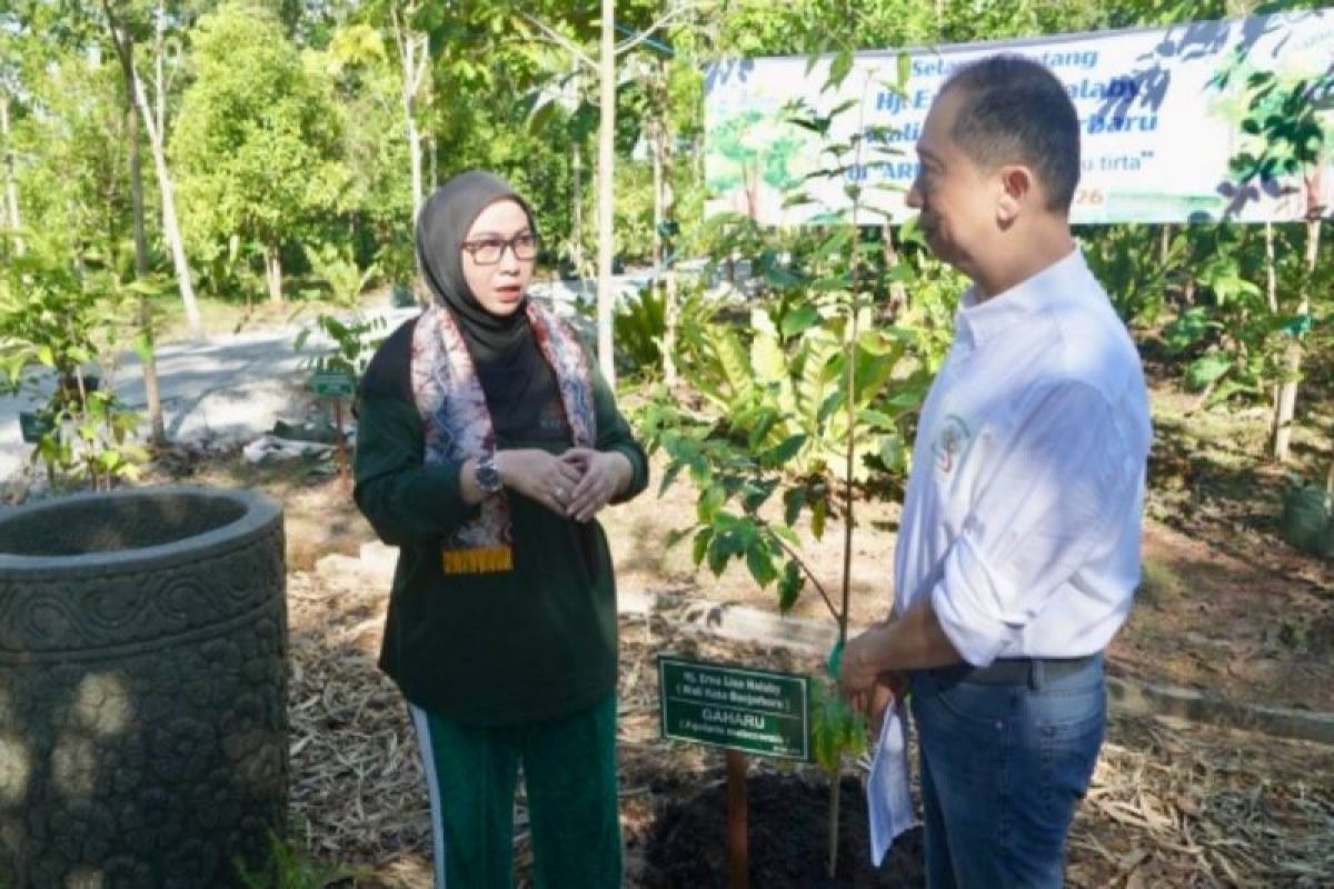 Wali Kota Banjarbaru dan Perempuan Penggerak Lingkungan Tanam Pohon Gaharu di Arboretum Ayu Tirta