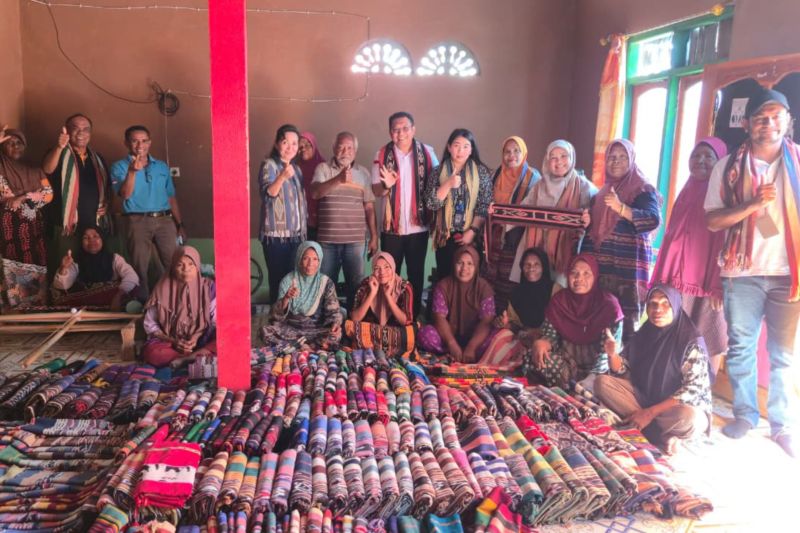 Kanwil Kemenkum NTT Turun ke Alor Awasi Proses Produksi Tenun Ikat Berindikasi Geografis, Jaga Mutu hingga ke Tangan Perajin