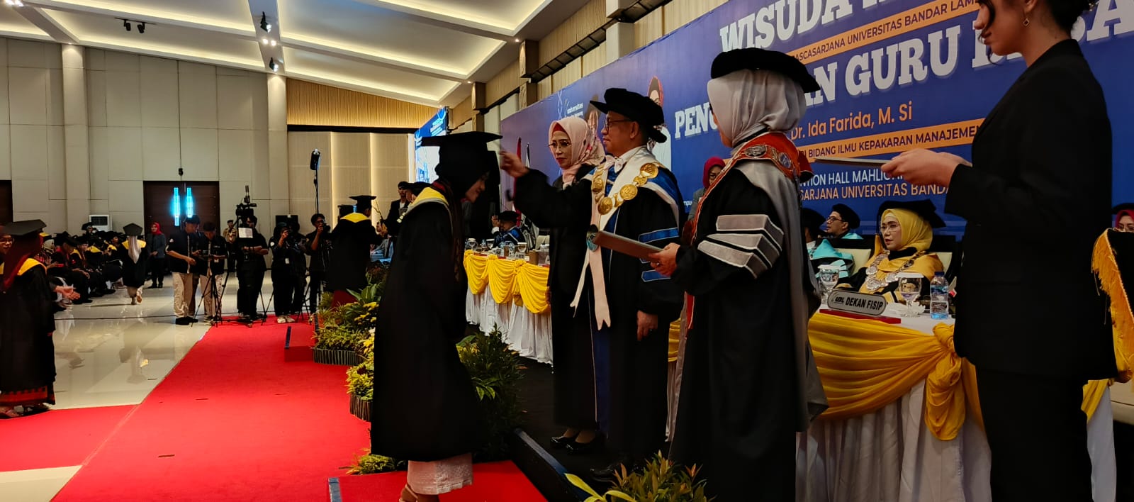 UBL Bandar Lampung Wisuda 75 Lulusan dan Kukuhkan Prof Ida Farida sebagai Guru Besar Manajemen Publik