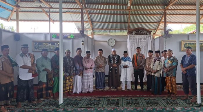 Kapolsek Patani Halmahera Tengah Jadi Khatib Salat Jumat di Desa Loman, Perkuat Cooling System Kamtibmas