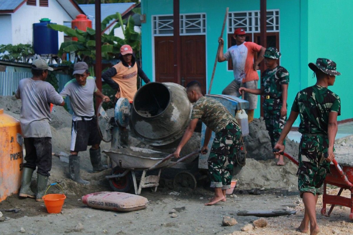 Prajurit Yonif TP 815/WGT Bangun Lapangan Olahraga di SD Inpres Arso, Warga dan Sekolah Gotong Royong