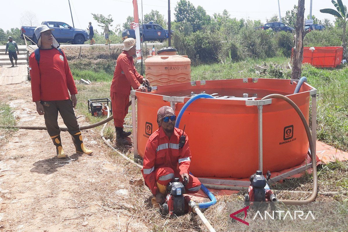 Tim Kemenhut Andalkan Tandon Lipat Portabel Jaga Pasokan Air Padamkan Karhutla di Banjarbaru