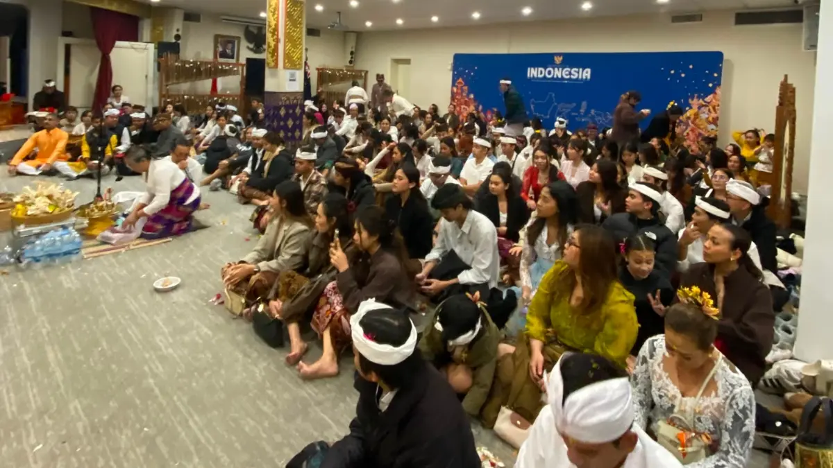 Krama Hindu Bali di Melbourne Rayakan Kuningan di KJRI, Antusiasme Tinggi Meski Musim Dingin, Dua Sesi Persembahyangan Disiapkan